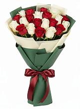 Букет Микс из красных и белых роз в Рощино
