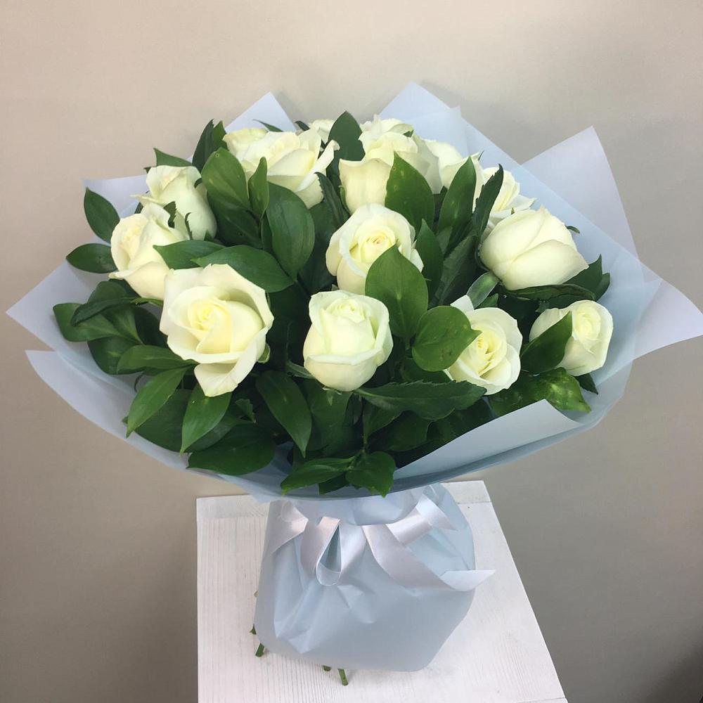 Букет 15 Белых роз Проуд в Рощино