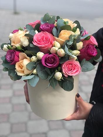 Цветочная композиция из Розы в шляпной коробке в Рощино