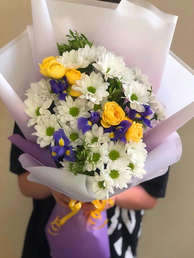 Букет цветов из: Ирисы, Хризантемы и Розы в Рощино