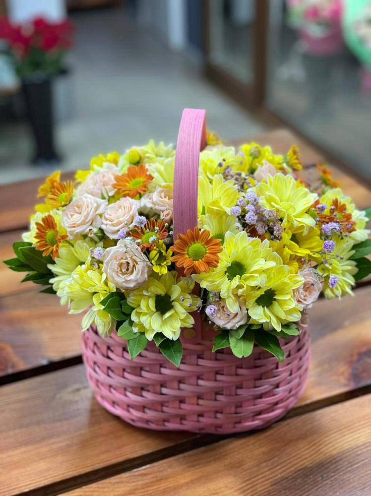 Цветочная композиция из Хризантемы и Розы в корзине в Рощино