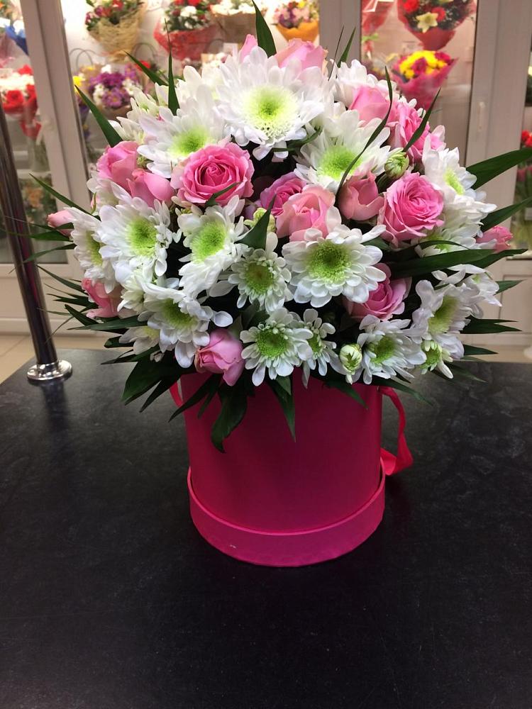 Цветочная композиция из Розы и Хризантемы в шляпной коробке в Рощино