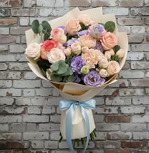 Букет цветов из:  Розы, Лизиантусы и Гвоздики в Рощино